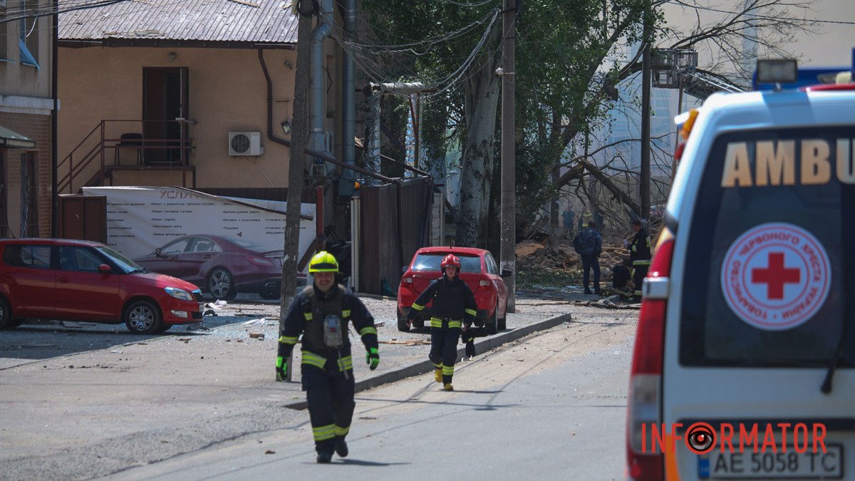 Количество жертв растет: из-под завалов ветклиники в Днепре достали тело мужчины