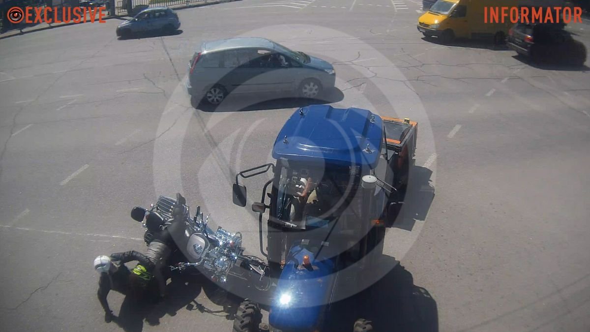 У Дніпрі на Запорізькому шосе зіткнулися мотоцикліст і трактор: відео моменту