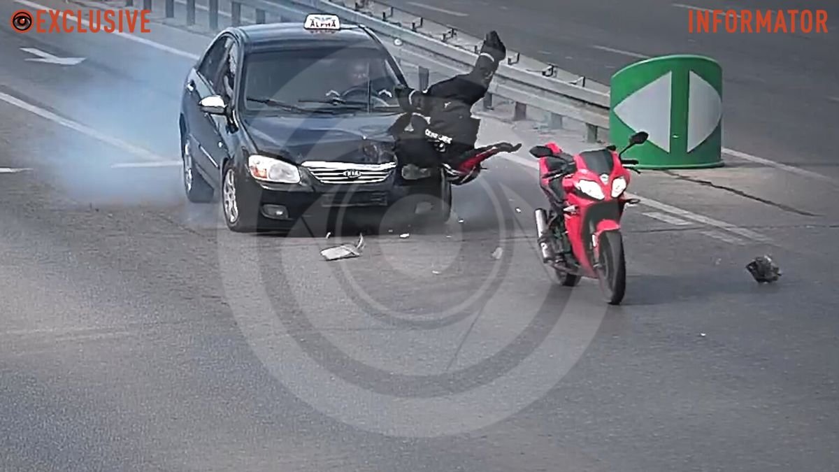 У Дніпрі на Слобожанському проспекті Kia врізалася у мотоцикліста, який зупинився на світлофорі: відео моменту ДТП