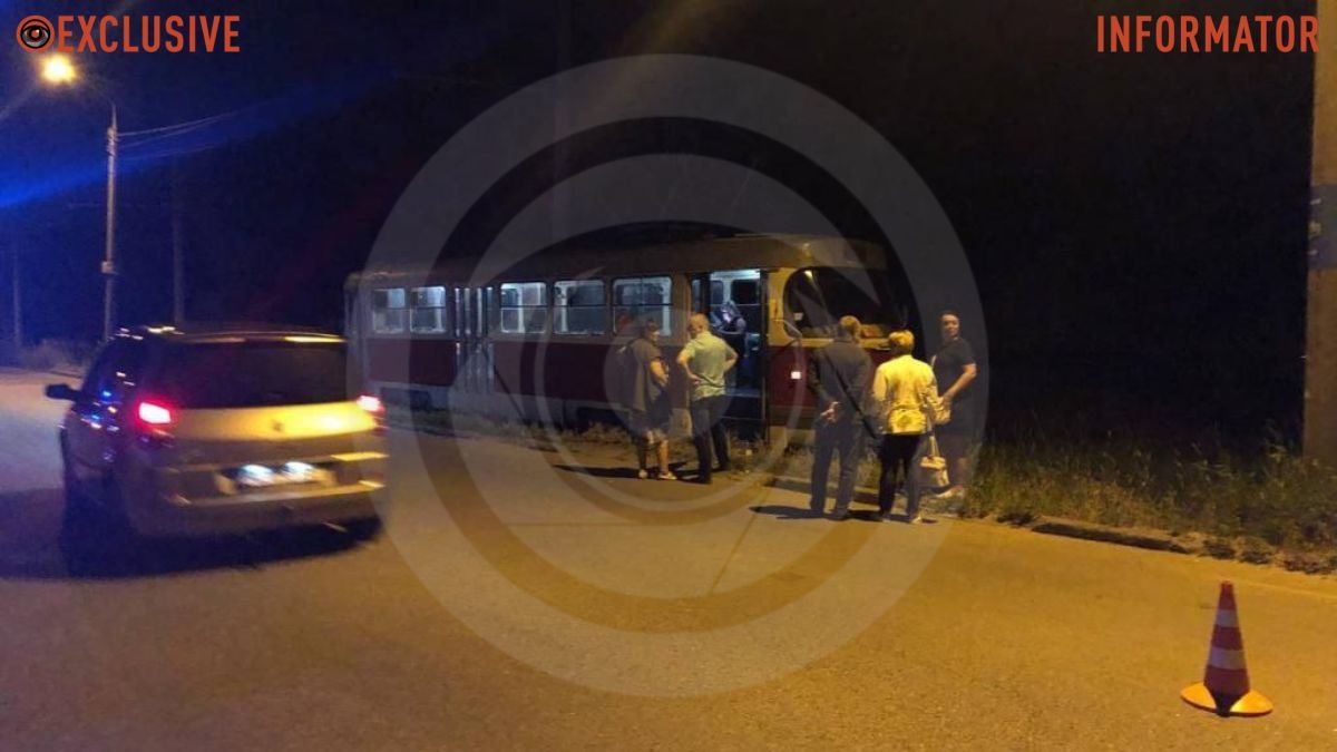 В Днепре на Любарского трамвай №9 переехал мужчину: он умер в больнице