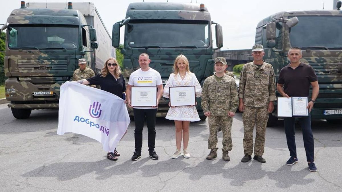 Волонтеры передали ВСУ партию крупногабаритных грузовиков для перевозки боевых комплектов на передовую