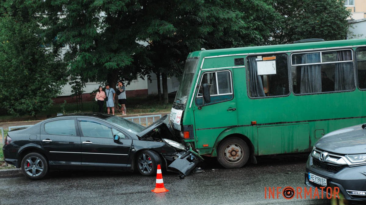 У Дніпрі на Марії Лисиченко Peugeot зіткнувся з Hyundai та врізався в маршрутку: постраждали 5 людей