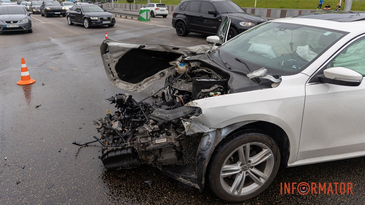 На Слобожанському проспекті Mitsubishi зіштовхнувся з Volkswagen і врізався у припарковане авто: постраждали двоє людей