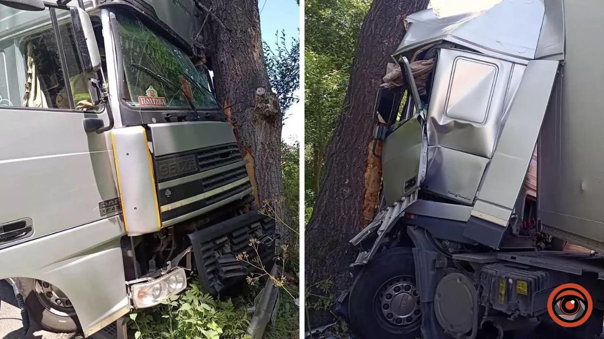 В Днепре на Криничной фура врезалась в дерево: водителя зажало в кабине