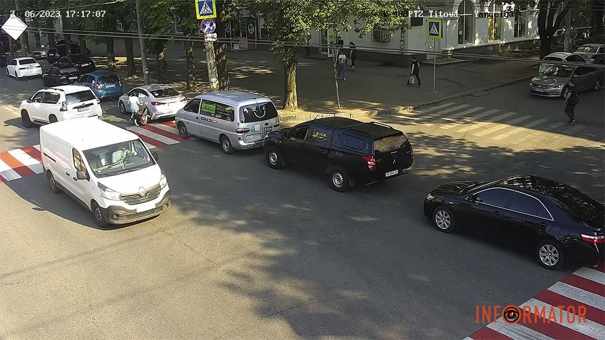 У Дніпрі на Титова Toyota збила дітей на пішохідному переході: відео моменту