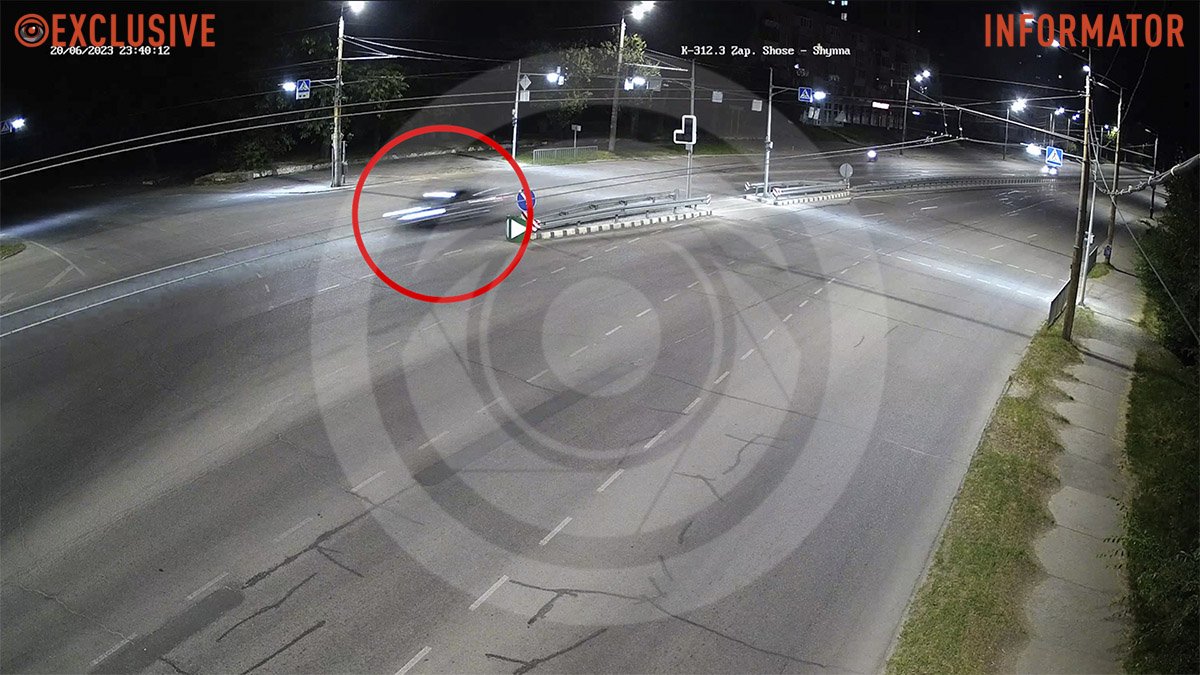 Відео моменту аварії: у Дніпрі на Запорізькому шосе Volkswagen врізався у стовп, постраждали водій та пасажирка