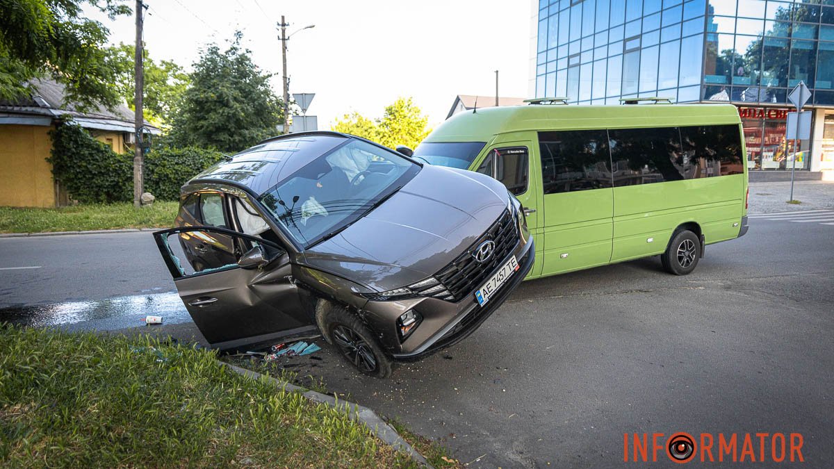 На Січових Стрільців зіштовхнулися Hyundai та маршрутка "Дніпро-Запоріжжя" з пасажирами: є постраждалі