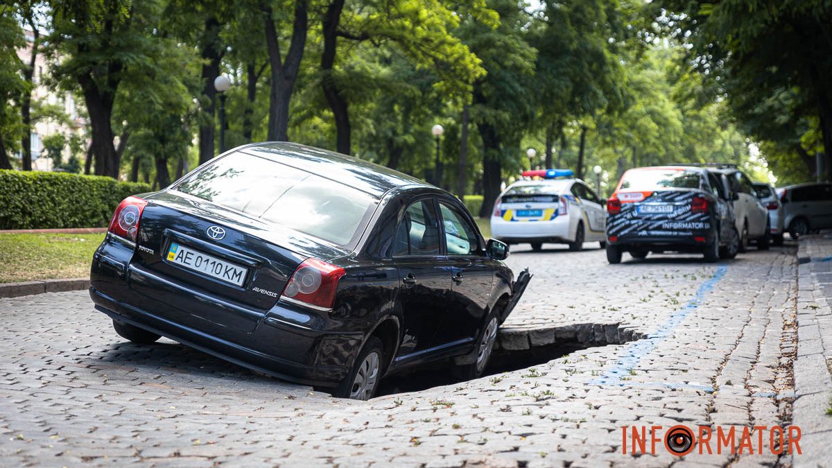 В Днепре на Яворницком возле парковки под Toyota провалилась брусчатка