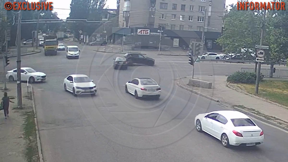 Відео моменту: у Дніпрі на Слобожанському проспекті Mazda зіткнулась з Toyota та перекинулася на дах