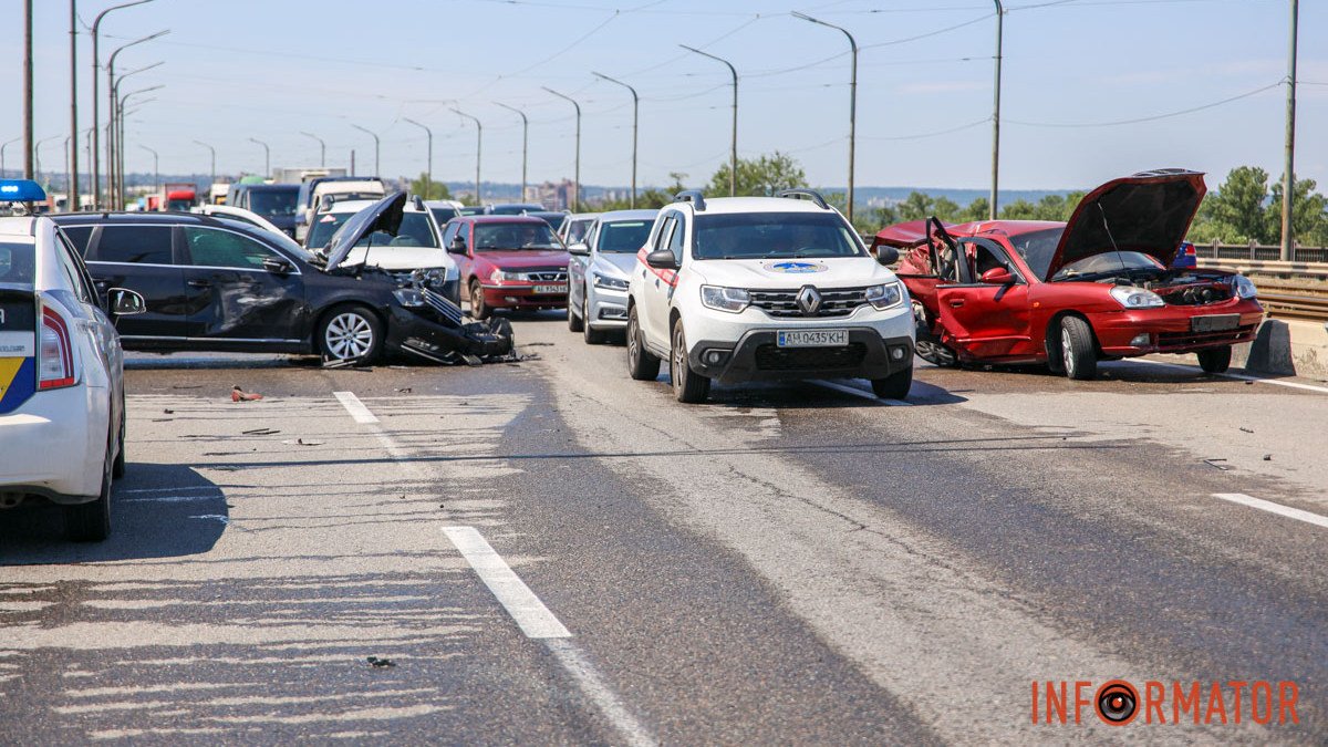 В Днепре на Кайдакском мосту столкнулись 4 автомобиля: движение затруднено