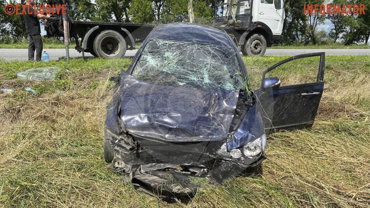 На трасі у Дніпропетровській області Honda врізалась у припаркований Volkswagen: є постраждалі