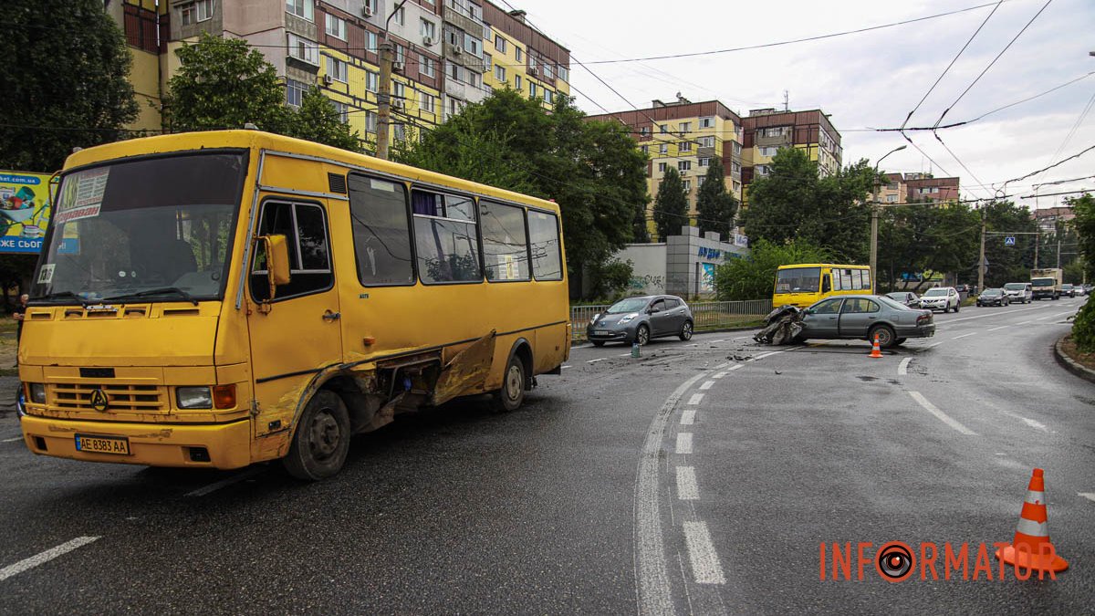 В Днепре на Марии Лисиченко возле АЗС "БРСМ" столкнулись Nissan и автобус №136: есть пострадавшие