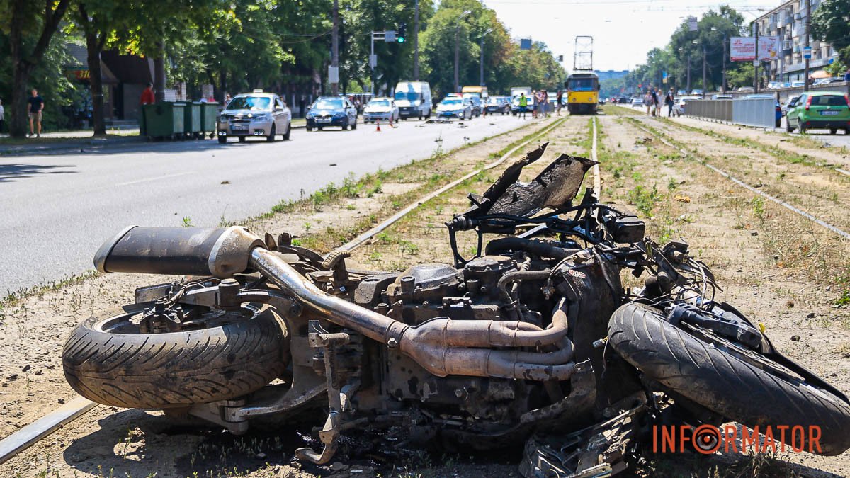 У Дніпрі на Богдана Хмельницького мотоцикліст на смерть збив жінку: рух ускладнений