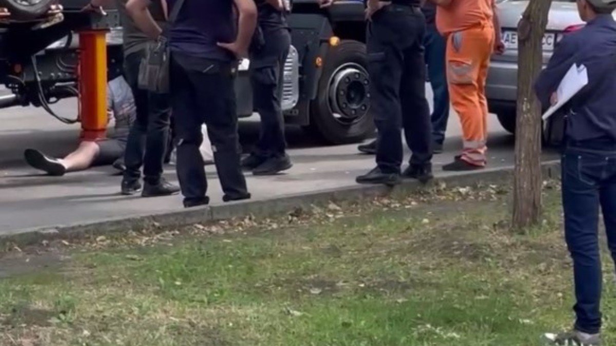 В Днепре на Писаржевского мужчина лег под колеса эвакуатора: видео