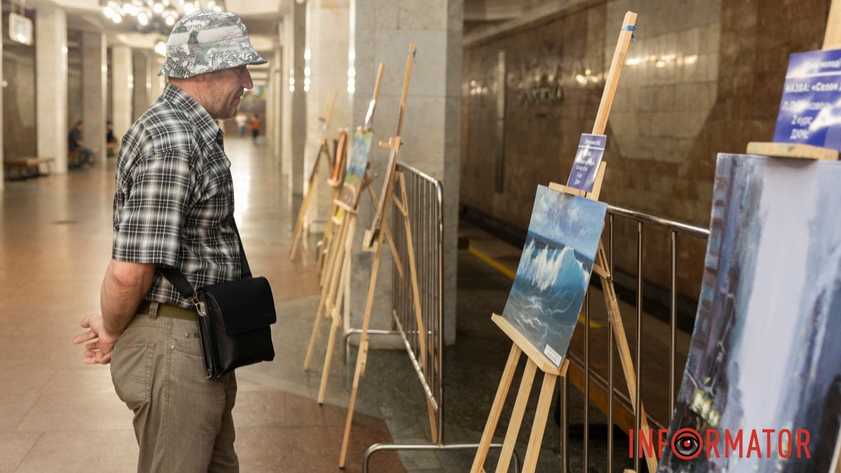 Станція метро у Дніпрі перетворилася на картинну галерею