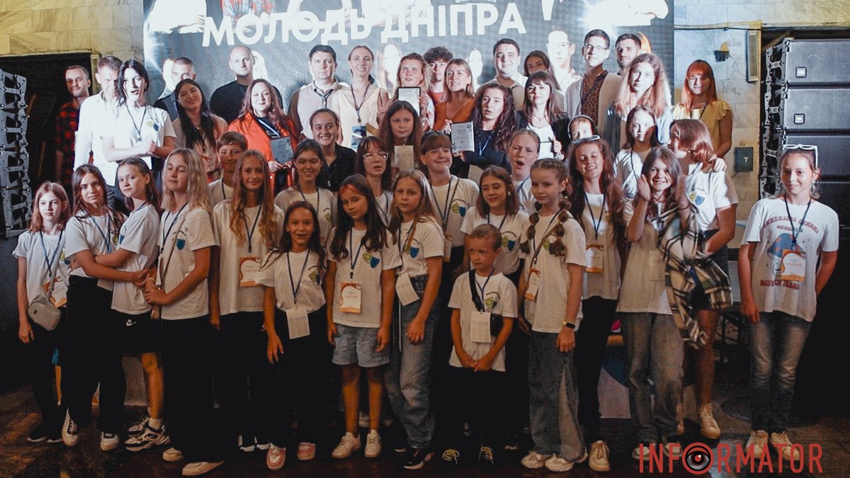 Митці, волонтери, науковці: у підземці Дніпра нагородили молодь, яка наближає Перемогу