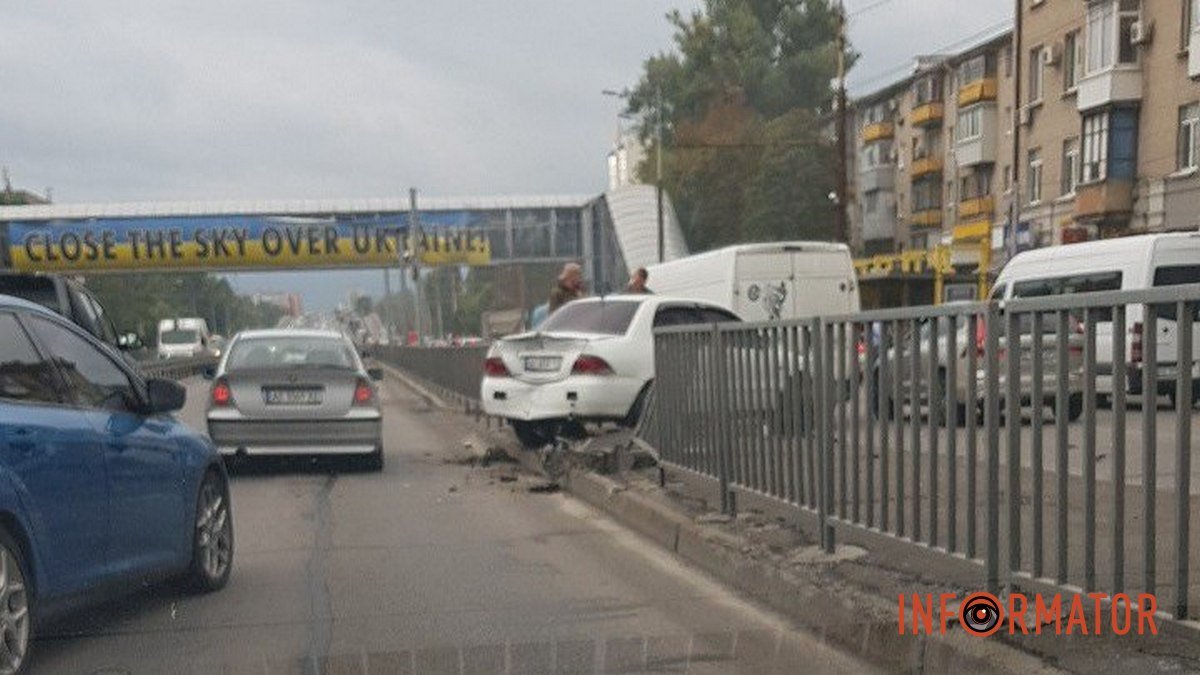 У Дніпрі на Слобожанському проспекті Mitsubishi після зіткнення з Volkswagen зніс розділову огорожу: відео моменту