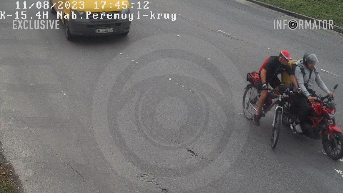 Відео моменту ДТП: у Дніпрі на кільці на Перемозі зіткнулися велосипедист і мотоцикліст