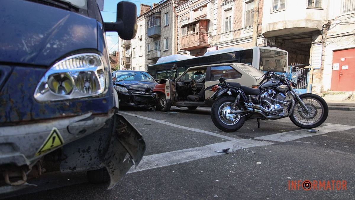 У Дніпрі біля «Нового центру» зіткнулись три автівки, «ГАЗель» та мотоцикл: двоє водіїв у лікарні