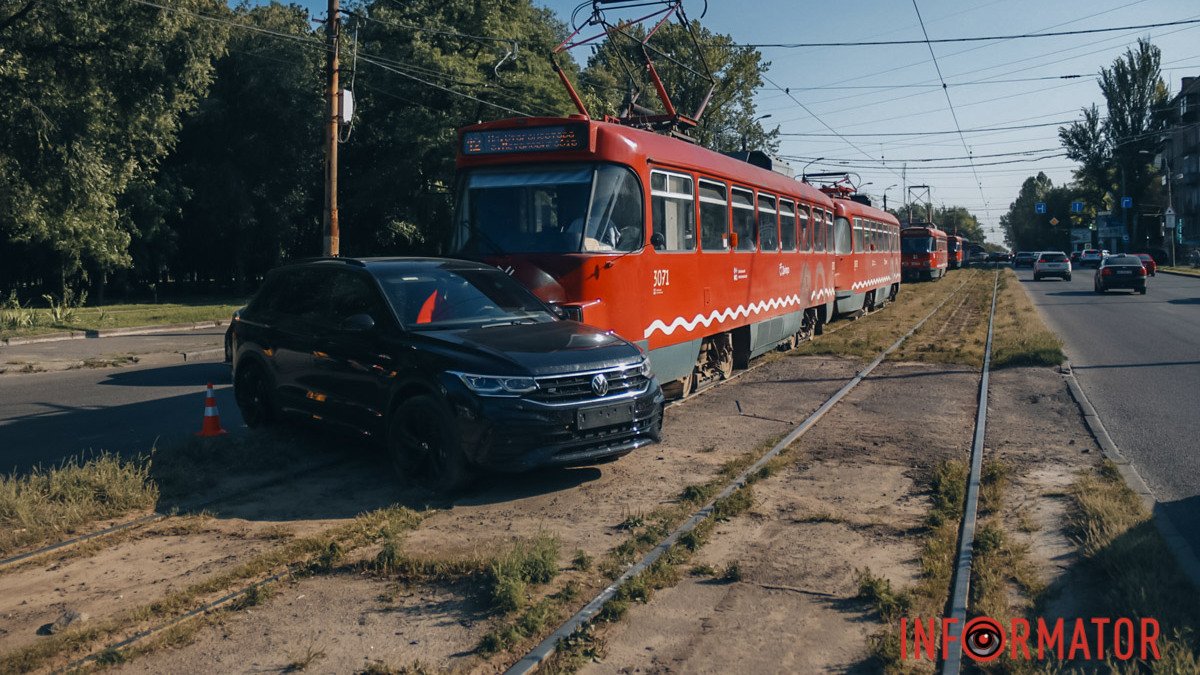 У Дніпрі на Богдана Хмельницького Volkswagen зіштовхнувся з трамваєм: рух електротранспорту паралізовано
