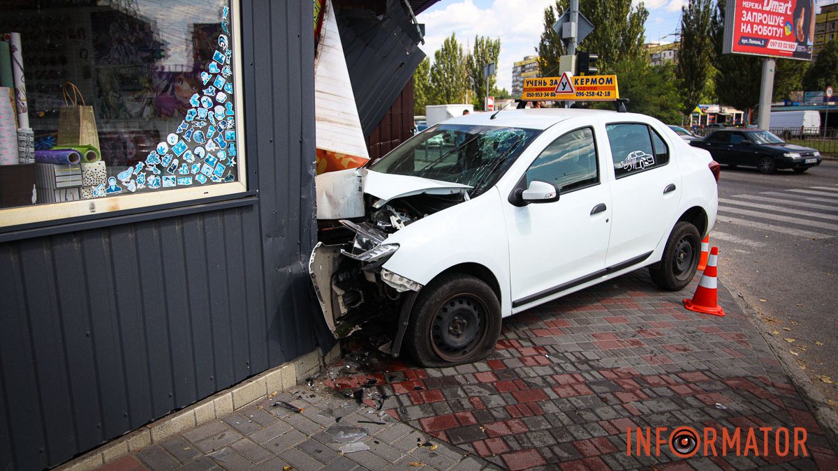 Водію стало погано за кермом: у Дніпрі на Донецькому шосе Renault автошколи врізався у магазини