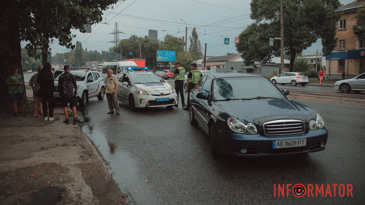 У Дніпрі на Богдана Хмельницького Hyundai збив чоловіка: його забрала «швидка»
