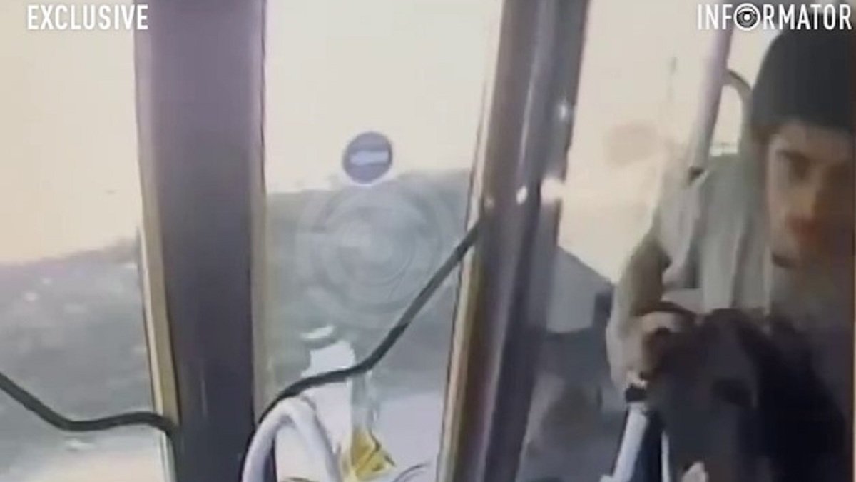 У Дніпрі на Березинській 18-річний хлопець стріляв у водія автобуса №88: відео з салону