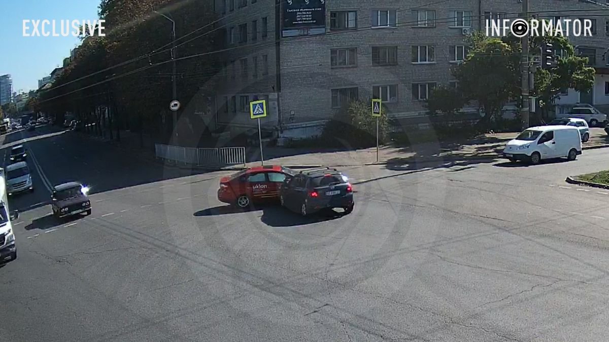 В Днепре на Сичеславской Набережной столкнулись Kia и Ford службы такси Uklon: видео момента
