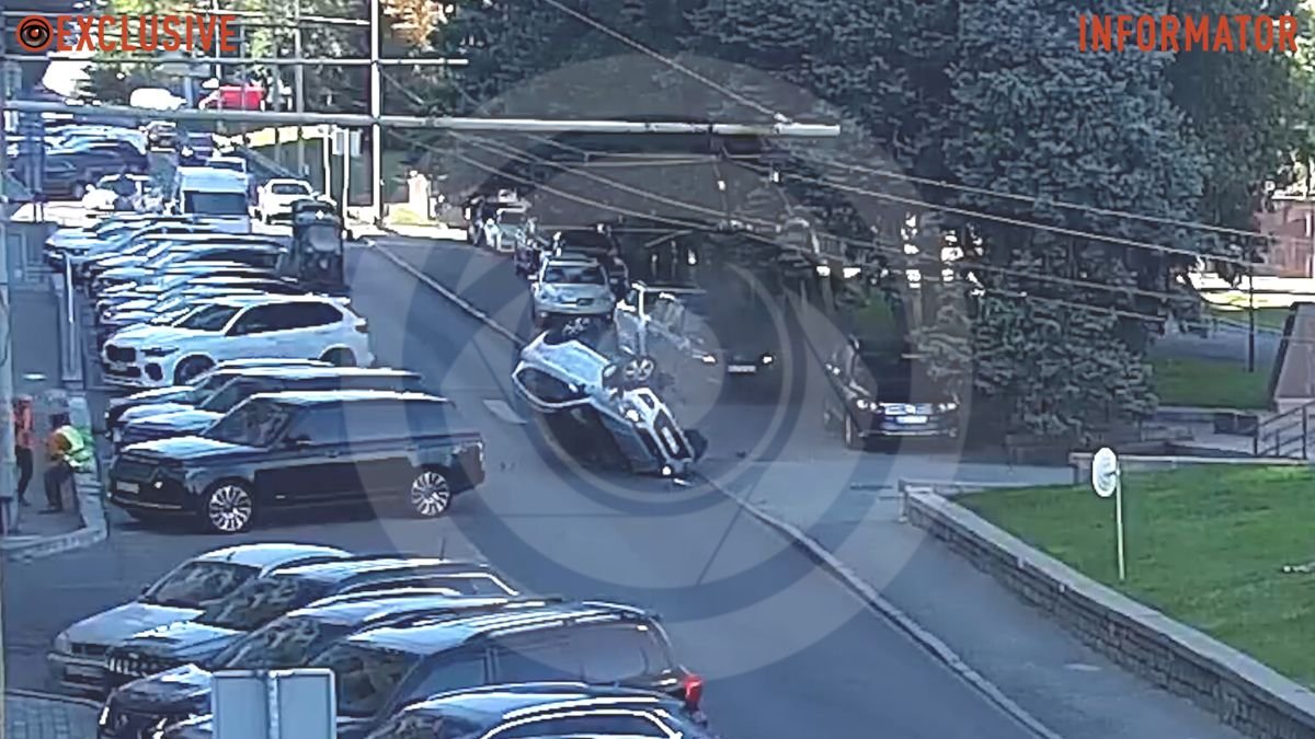 Видео момента ДТП: в Днепре возле памятника Славы Ford врезался в припаркованные авто и перевернулся на крышу