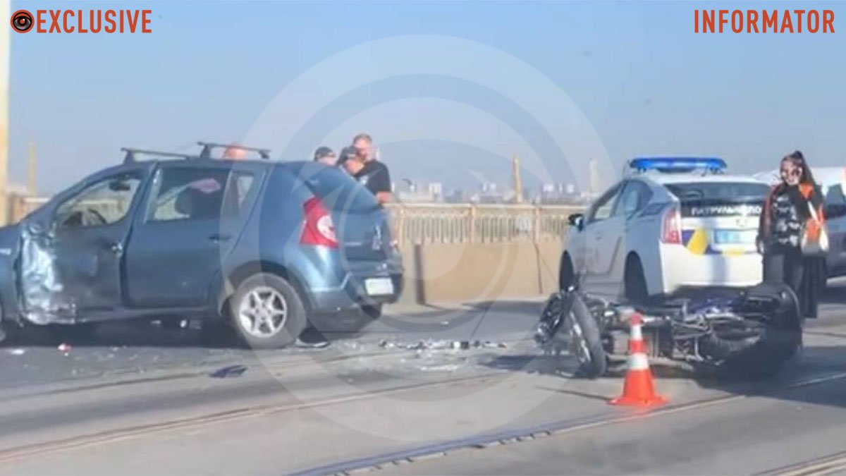Чоловік помер у лікарні: у Дніпрі на Амурському мості Renault збив мотоцикліста