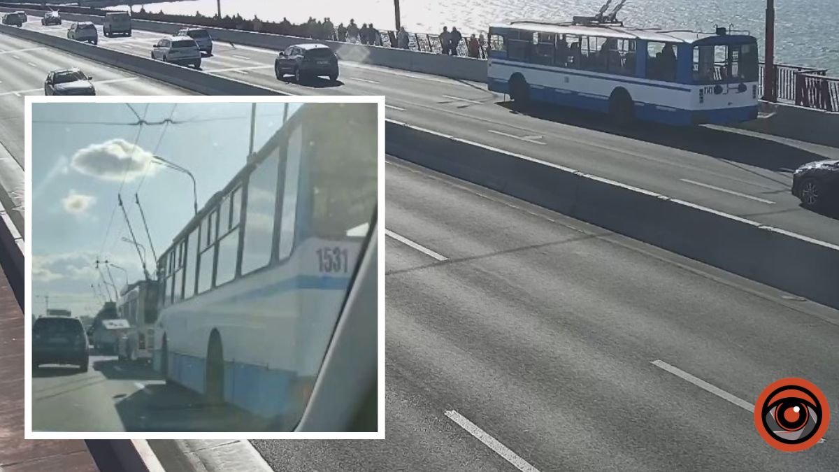 Люди шли пешком: в Днепре на Новом мосту остановились троллейбусы