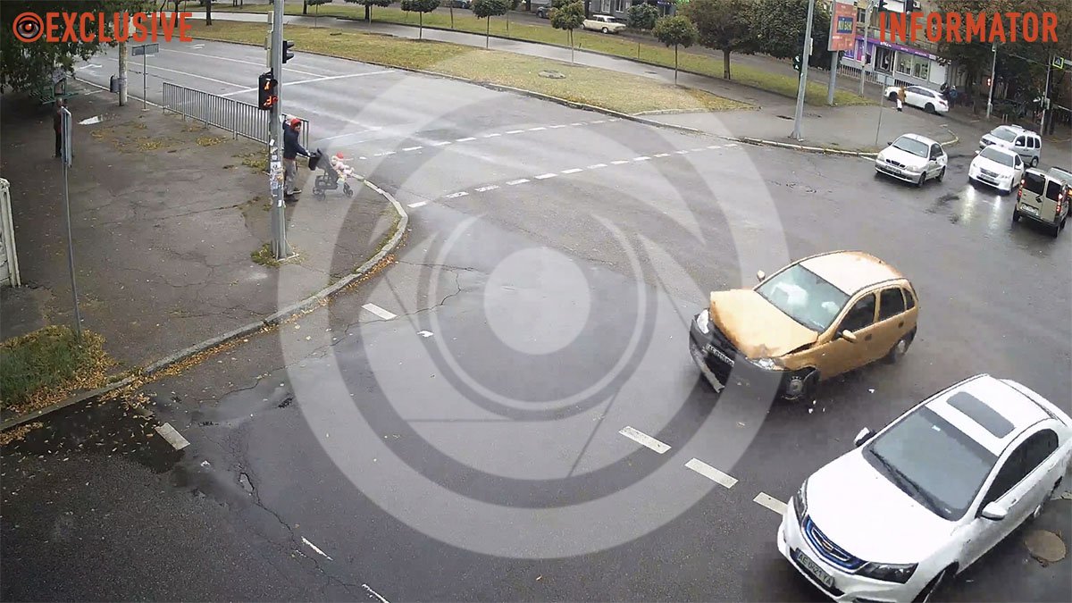 У Дніпрі на проспекті Поля зіштовхнулись Opel та Geely: відео моменту