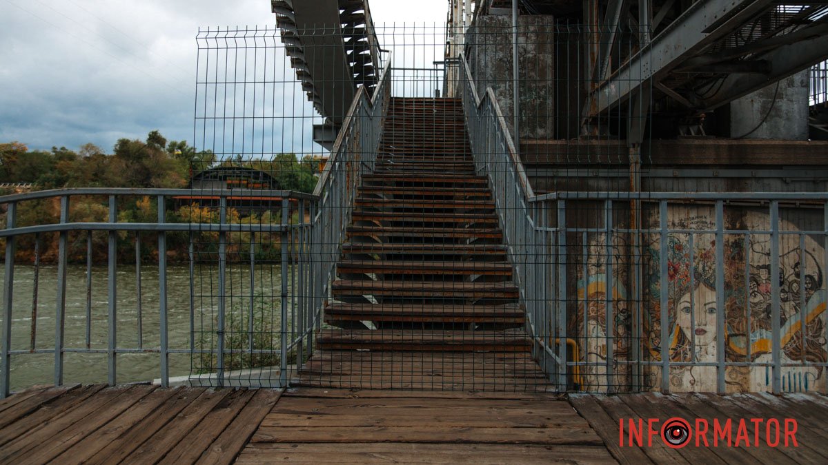 У Дніпрі перекрили сходи на пішохідному мосту на Монастирський острів: що сталося