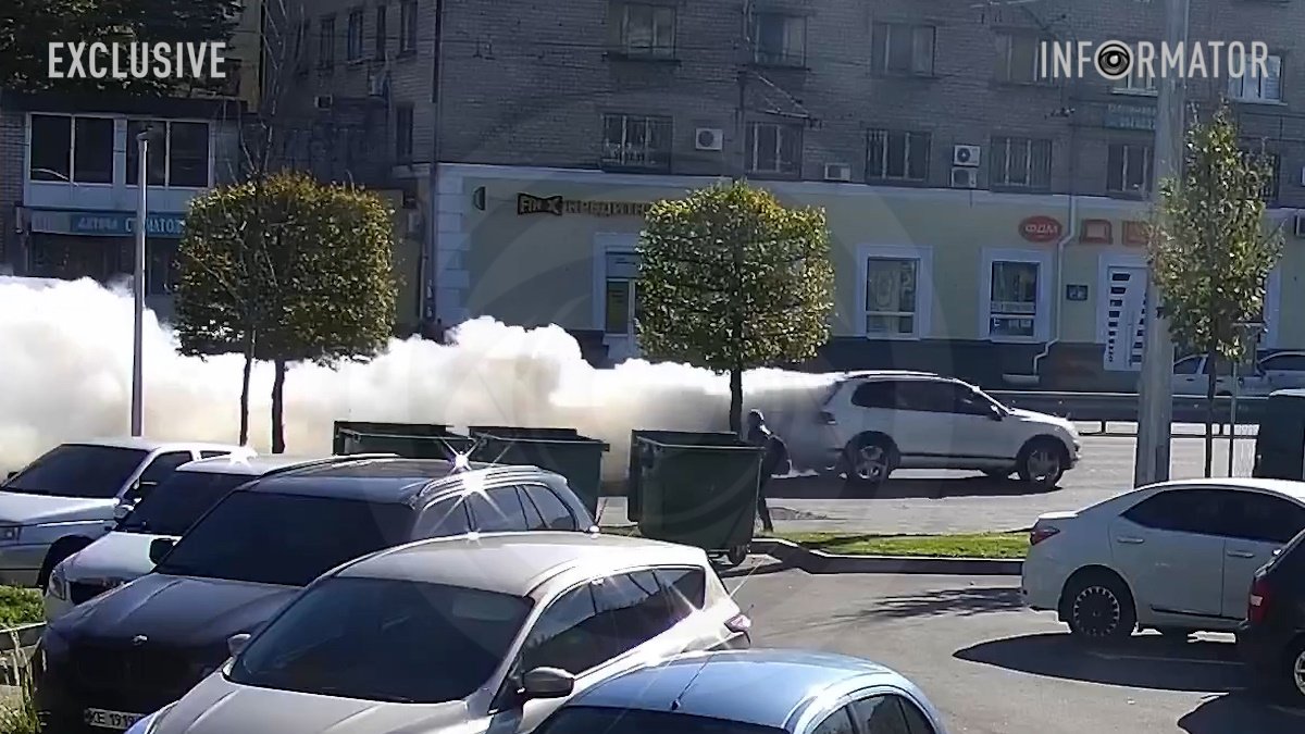 В Днепре возле сквера Хильского во время движения задымился автомобиль: видео момента