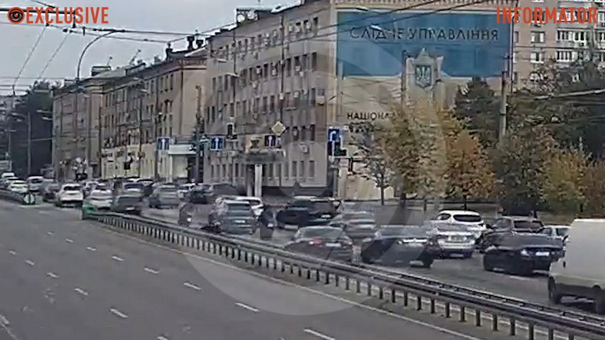 В Днепре на Слобожанском проспекте мотоцикл столкнулся с автомобилем: видео момента