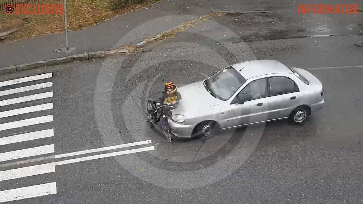 В Дніпрі на вулиці Панаса Мирного Daewoo Lanos збив дитину з велосипедом: відео моменту