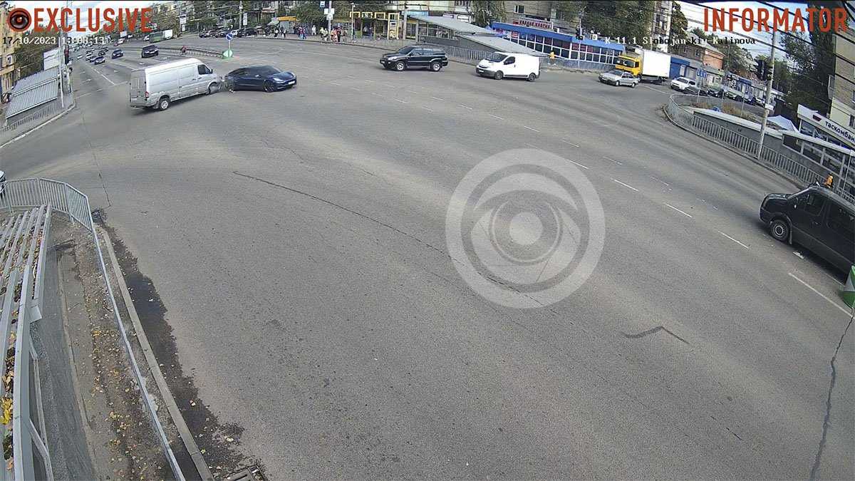 У Дніпрі на Слобожанському проспекті зіштовхнулись Tesla та мікроавтобус: відео моменту