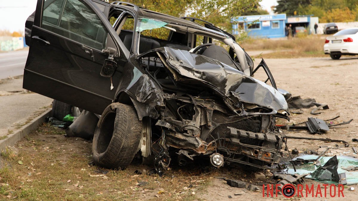 В Днепре на Набережной Заводской бросили разбитый BMW: местные разбирают автомобиль на запчасти