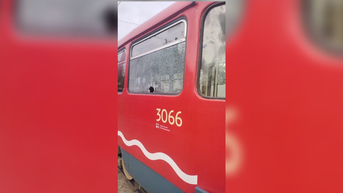 В Днепре подростки забросали камнями трамвай №15