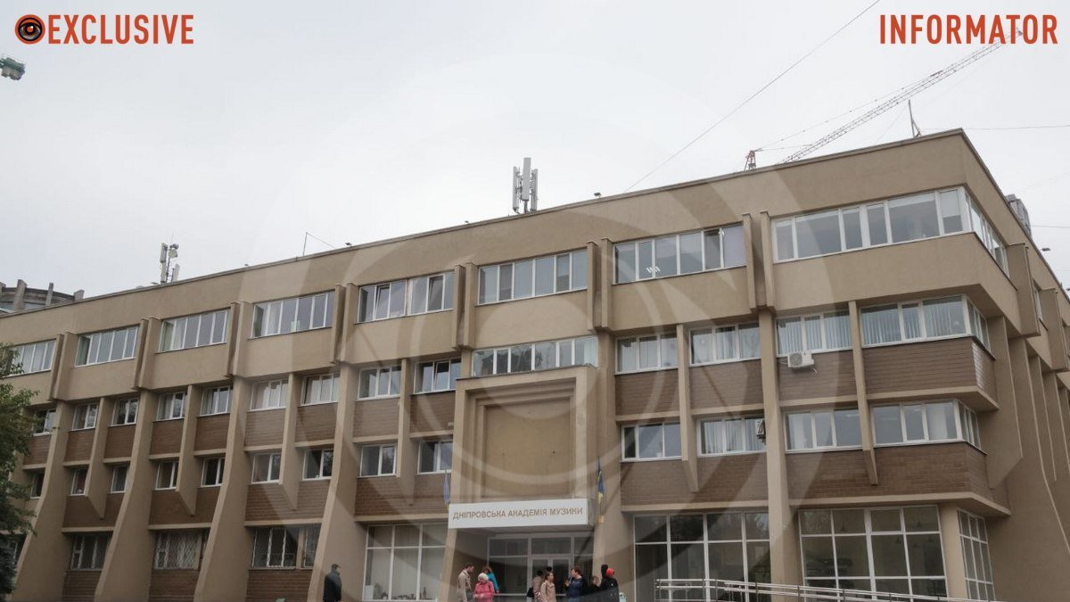 Со здания Днепровской академии музыки демонтировали барельеф с изображением Глинки