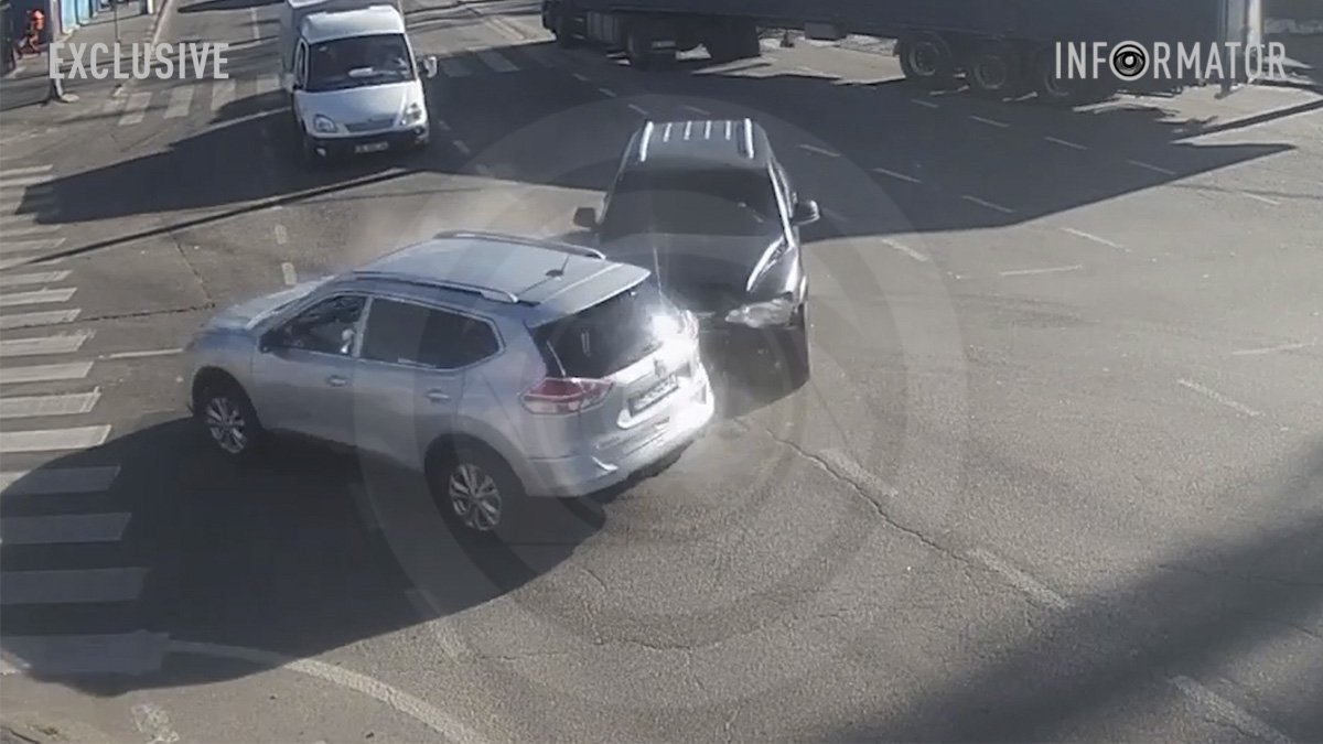 В Днепре на Донецком шоссе столкнулись Volkswagen и Nissan: видео момента ДТП