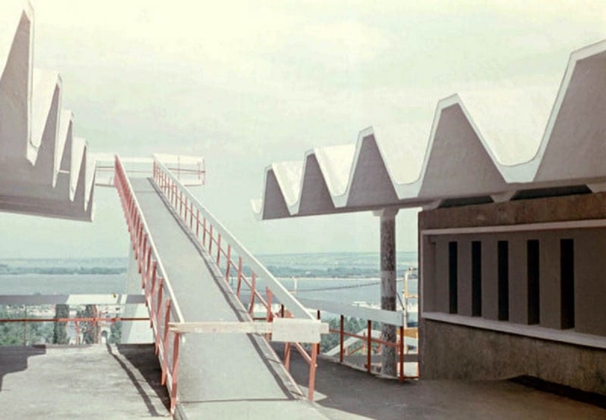 Оглядовий майданчик канатної дороги. Архів Едуарда Чубарова. Фото: gorod.dp.ua Оглядовий майданчик канатної дороги. Архів Едуарда Чубарова. Фото: gorod.dp.ua