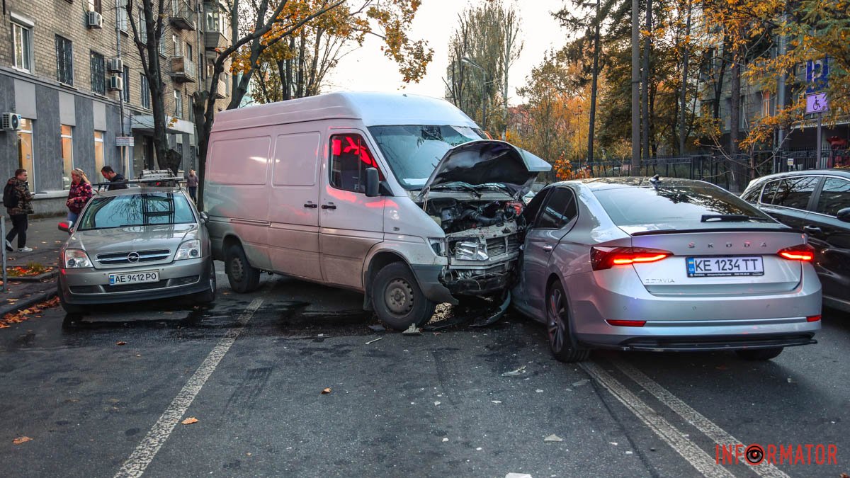 Аварія з 6 машинами на Словацького у Дніпрі: постраждав чоловік