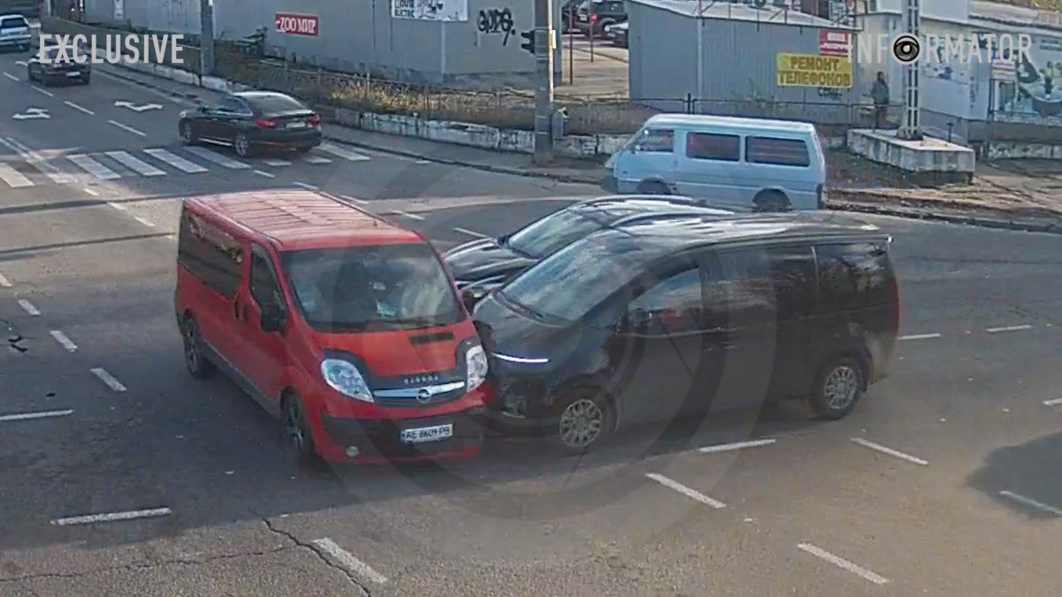 В Днепре на Донецком шоссе столкнулись Opel и Hyundai: видео момента ДТП