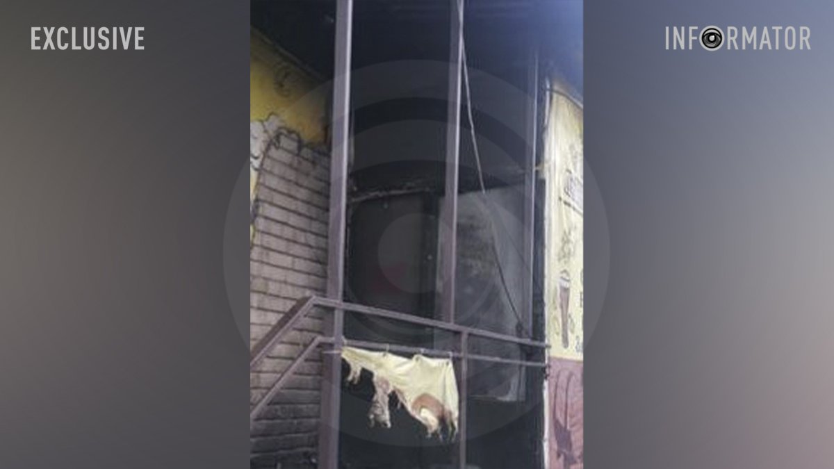 В Днепре на Кондратюка подожгли двери продуктового магазина