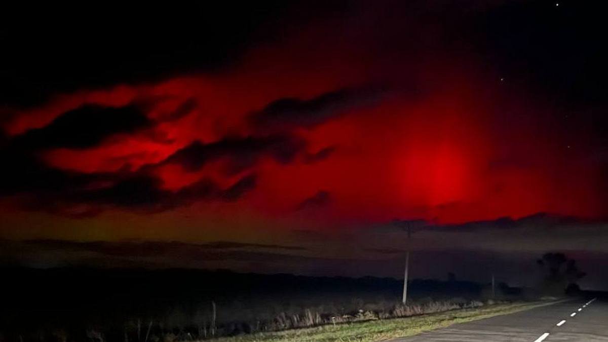 Красное «сияние» наблюдают в небе над Днепром и другими городами Украины: что известно