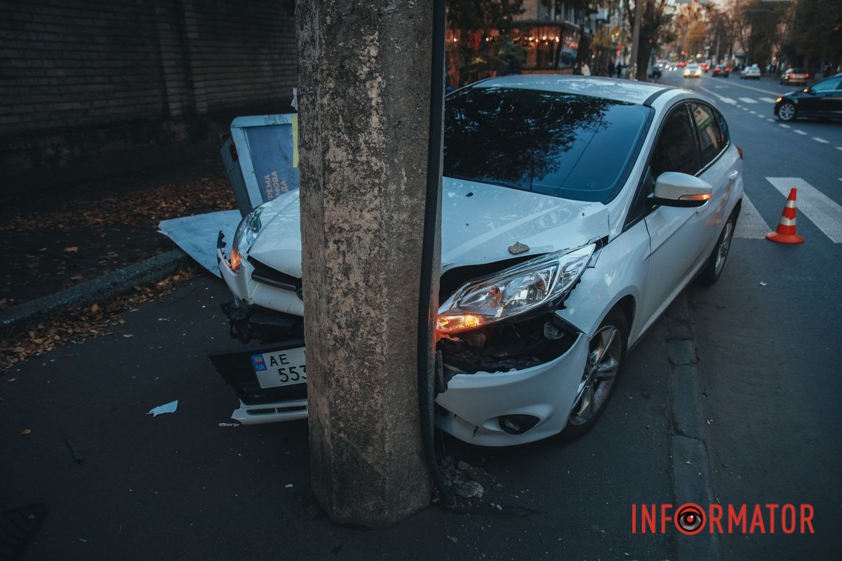 В Днепре на проспекте Гагарина Ford сбил ситилайт и врезался в столб.  Читайте на UKR.NET