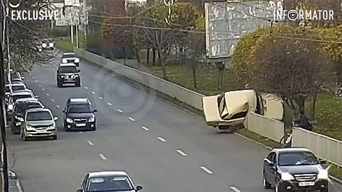У Дніпрі біля «Славутича» на Поля ВАЗ врізався в огорожу і ледь не перекинувся: відео моменту