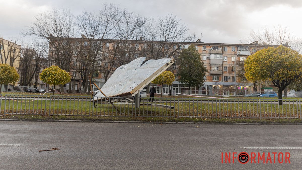 В Днепре на Поля возле "Славутича" шквальным ветром сдуло металлический билборд