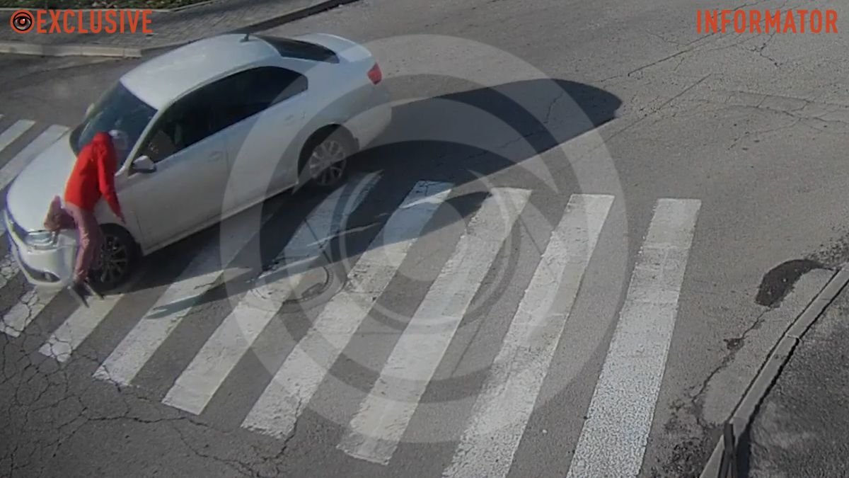 Відео моменту ДТП: у Дніпрі на Данила Галицького Volkswagen збив жінку на переході